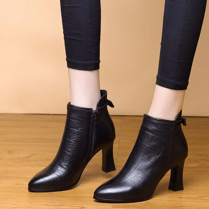 Botas de couro de dedo apontado para mulheres, sapatos curtos, botas, pele, confortável, elegante, tornozelo, salto muito alto, calçado feminino