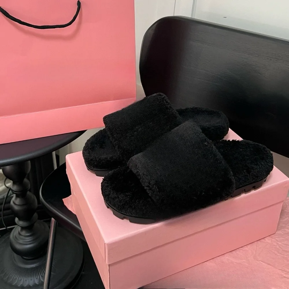 

2026 Fall Winter New Women's Fuzzy Wool Blend Platform Slides Letter Print Single Strap Slippers All-Matching Cozycore Winter Luxe Aesthetic Plush Warmth Design Non-Slip Rubber Sole for Indoor Outdoor Women Girls House Daily Errands