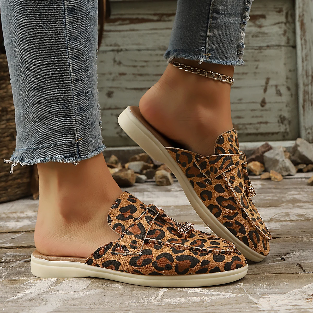 

Spring/summer 2026 New Fashion Trend Leopard Decorative Baotou Slippers Women's Platform Non-slip Comfortable Light Slippers.