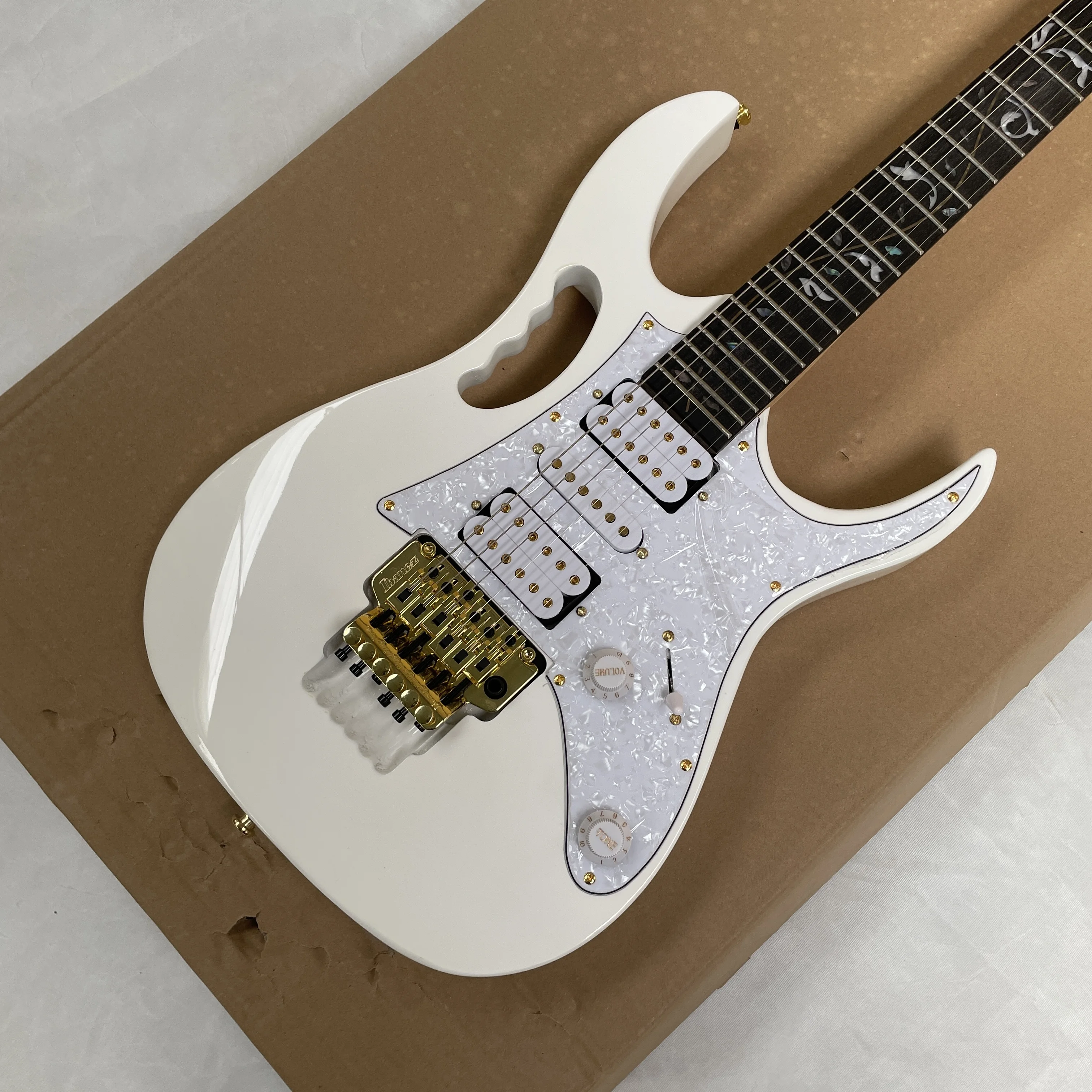 6-string white electric guitar with golden hardware, smooth feelrosewood fingerboard guitars. A beginner-friendly rock guitarra.