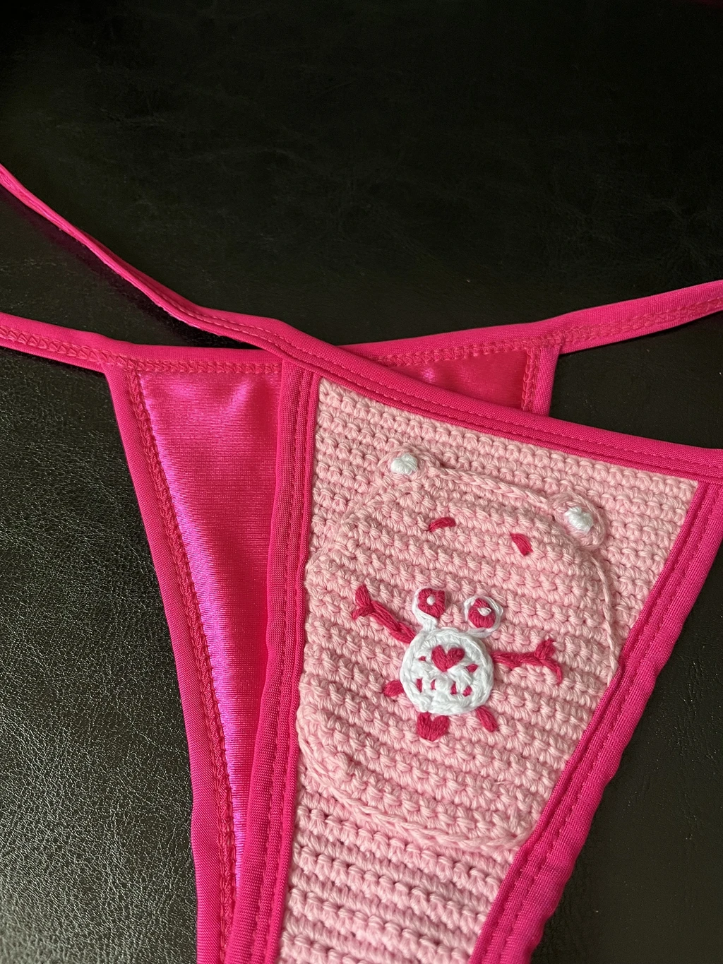 Imagem -06 - Pink Crochet Bears Design Micro Biquíni Roupa de Banho para Mulheres Presentes Agradáveis Mais Novos Moda Banho Maiôs Bonito Sexy Beachwear 2024