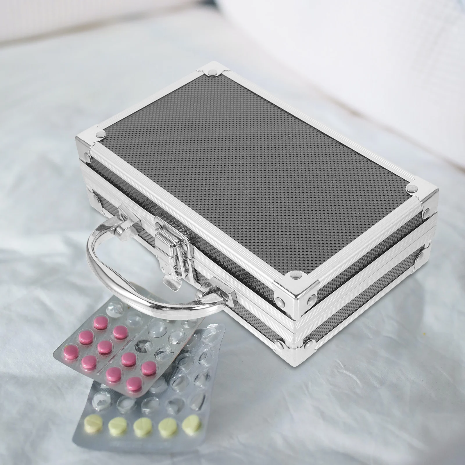 صندوق أدوات محمول من سبائك الألومنيوم حقيبة تخزين طبية بسعة كبيرة للسفر أدوات محمولة للتخزين صندوق إسعافات أولية