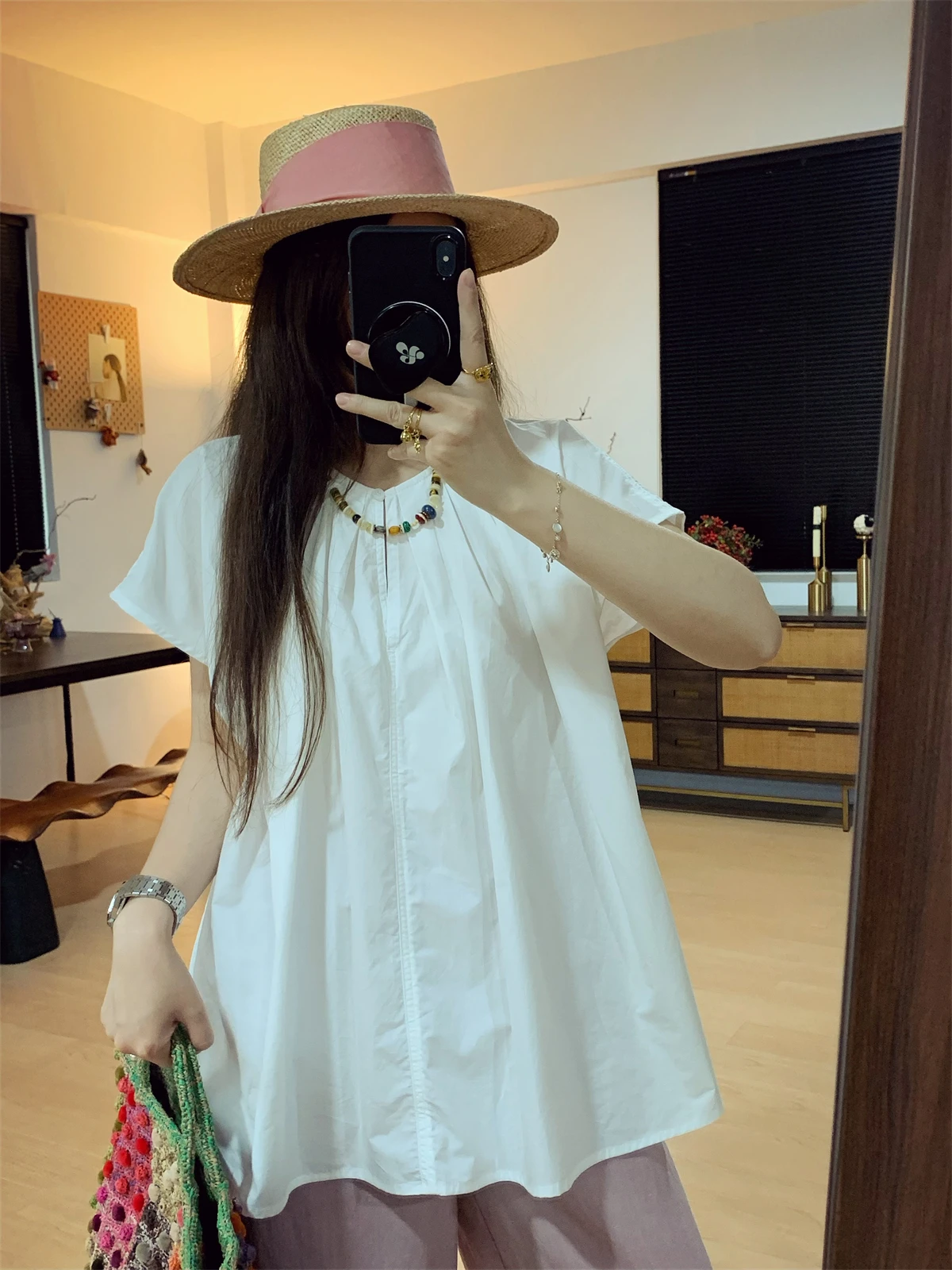 

Японская летняя женская блузка-рубашка в стиле «ленивый шик» с эффектом омоложения, белая, свободного кроя, плиссированная, из хлопка, с коротким рукавом, круглым вырезом.