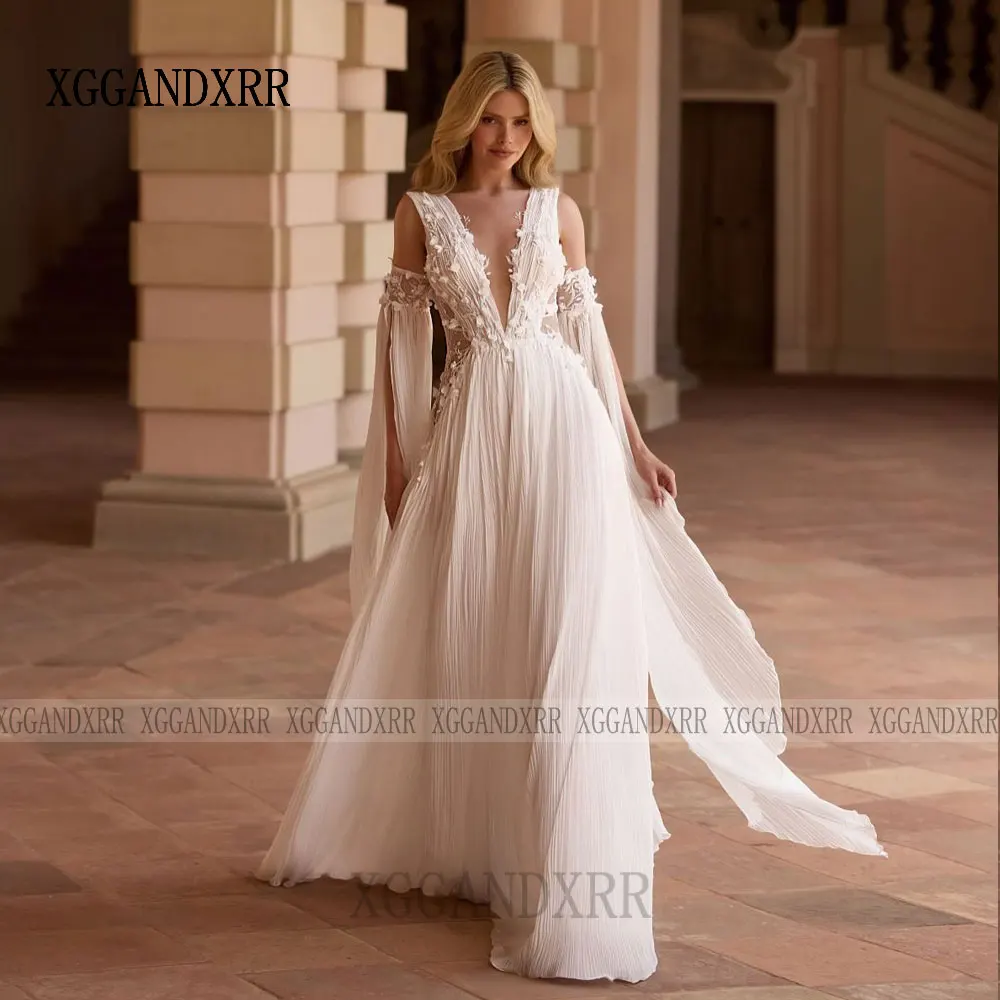 Elegancka suknia ślubna w kształcie litery A na zamówienie, kolekcja 2026, głęboki dekolt w serek, rękawy typu peleryna, aplikacje z koronki, zdobienia z koralików i kwiatów, suknia ślubna dla kobiet z trenem typu sweep.