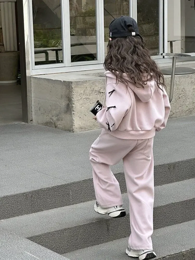 Mädchen-Trainingsanzug mit Kapuze und Schleifendetail – zweiteiliges Outfit im koreanischen Stil mit langärmeliger Jacke und Hose für größere Kinder. – Detail 5