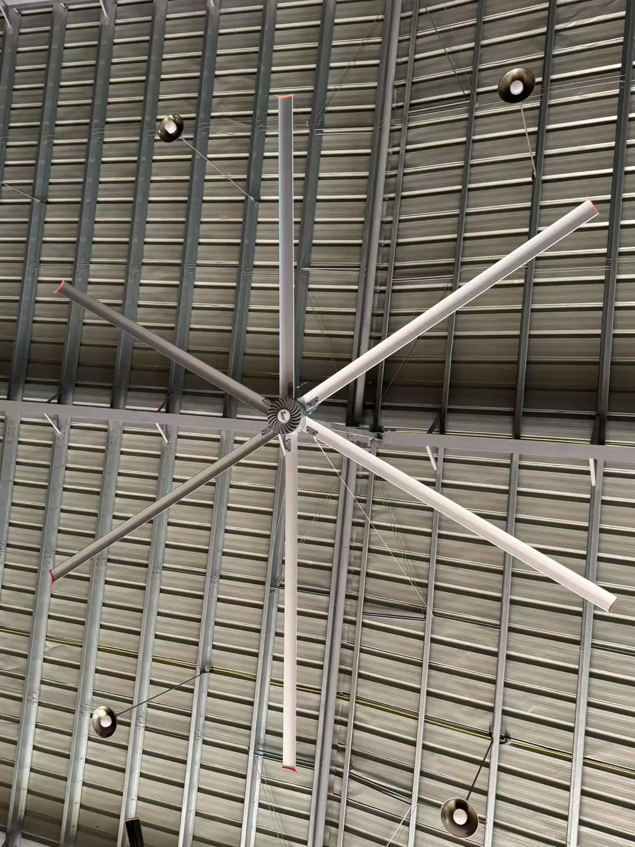 Ventilatore da soffitto industriale di alta qualità da 7,3 m/24 piedi Motore PMSM Raffreddamento a vento grande a basso rumore per chiesa di allevamento di animali
