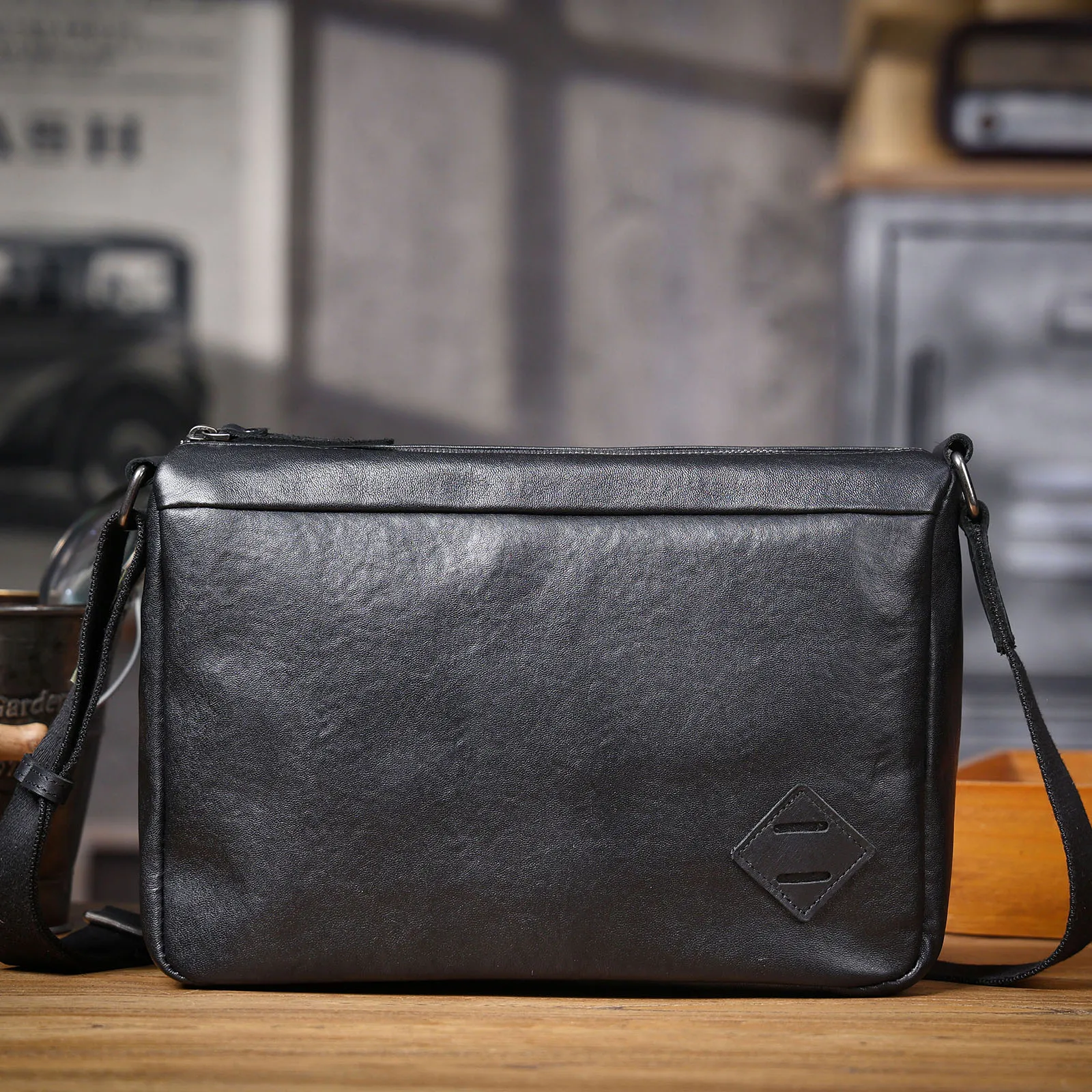 S.WORKER Vintage Herren-Umhängetasche aus Vollnarbenleder | Handgefertigter Messenger aus Used-Leder – Detail 10