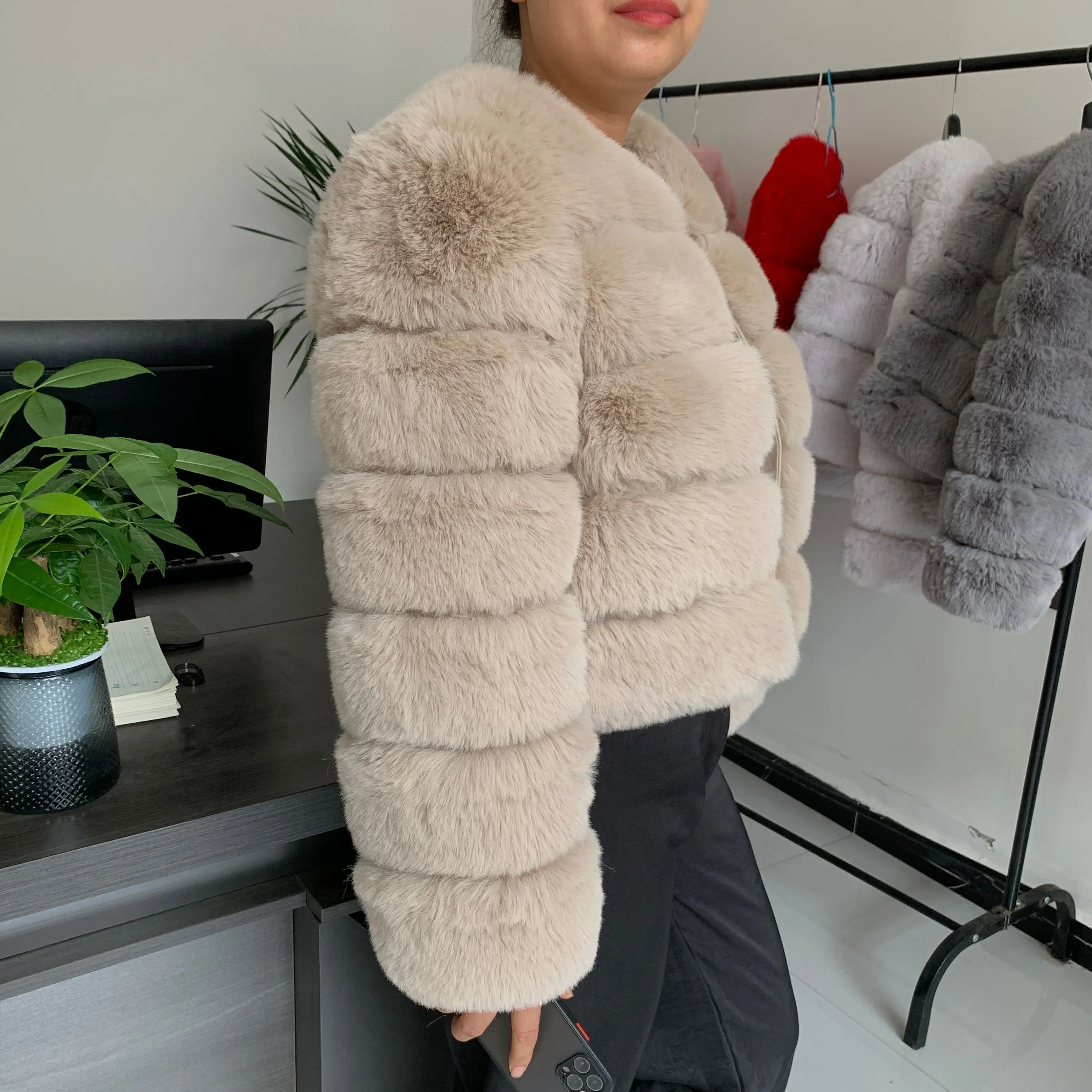 Damen Mode Kunstpelzmantel Super Angesagter Herbst Winter Kurzer Kunstfuchspelz Flauschige Jacke Hochwertig 7XL Damen Pelzmäntel – Detail 4