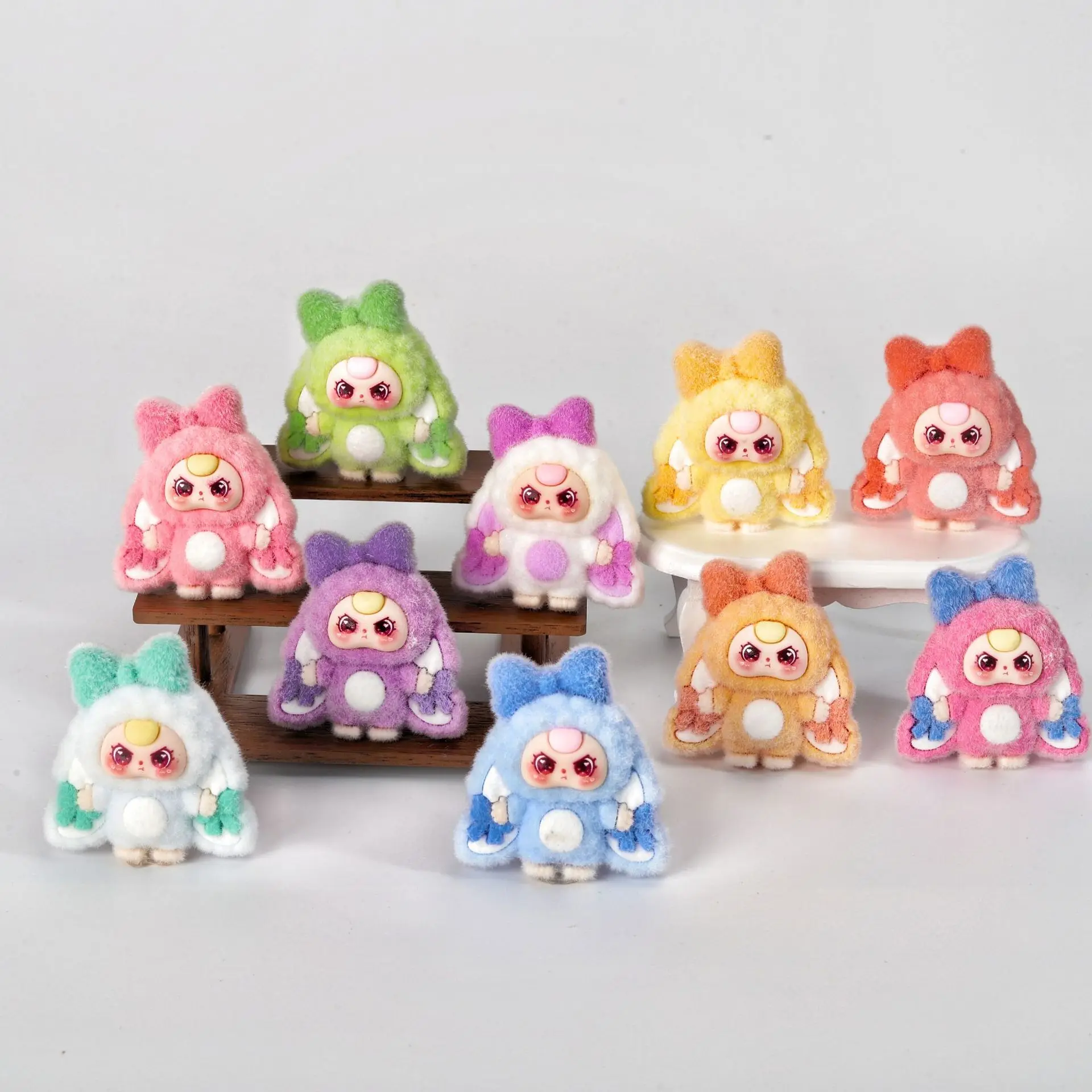 Nowa torebka-kluczyk dla niemowląt w stylu motylka z zawieszką dla dziecka w wieku trzech lat i ręcznie robionymi perłowymi dodatkami jako ozdoba lub prezent.