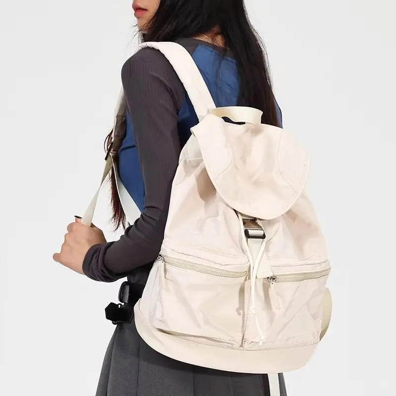Mochila feminina preta com design de viagem, bolsa de computador de nylon leve e versátil para viagem, mochila de grande capacidade