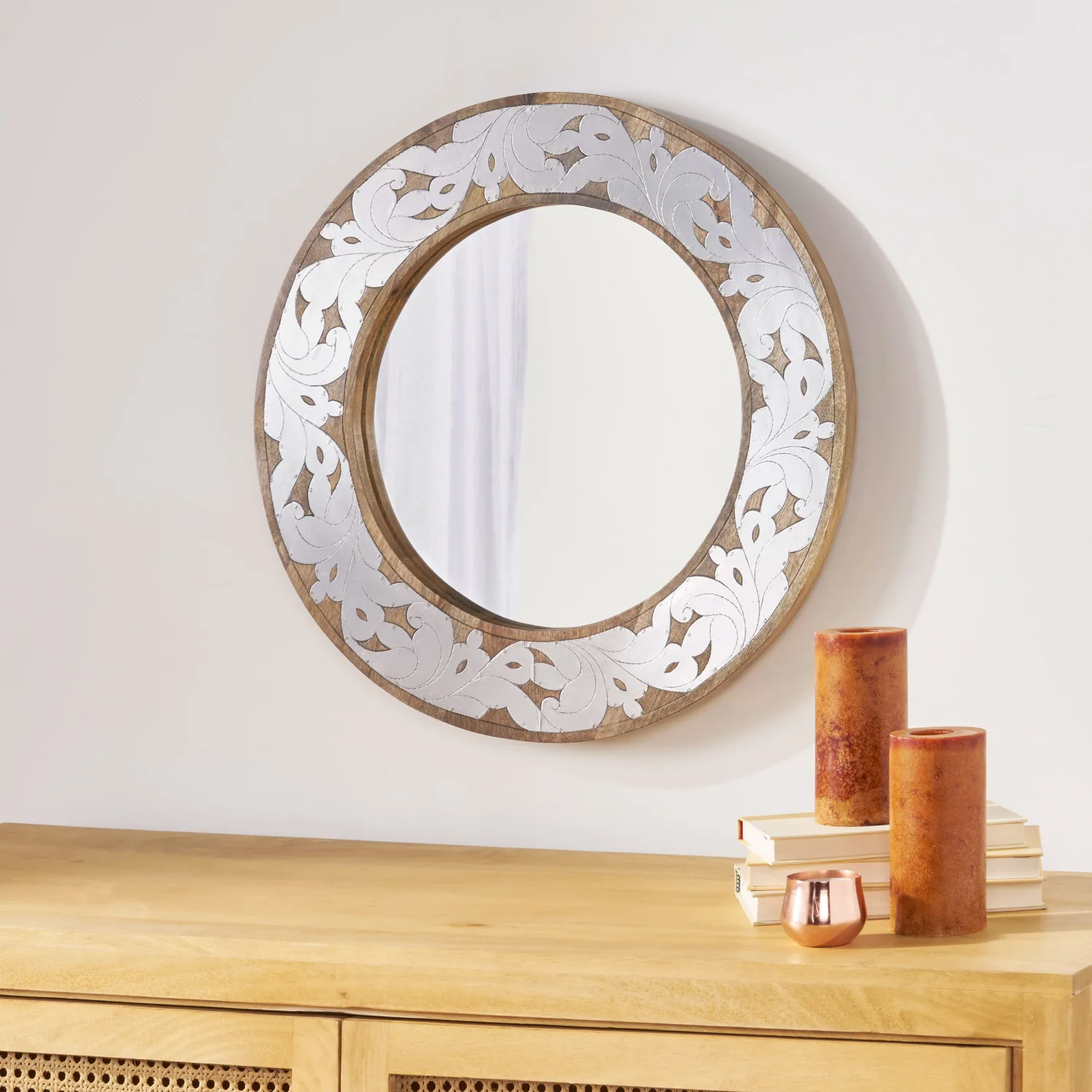 

Round Mirror with Mango Wood and Aluminium Fitting - Modern and Stylish Décor Piece