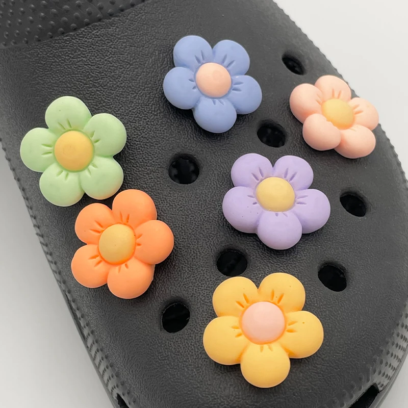 12Pcs Cute Flower Shoe Accessories Charms For Women\'s Sandals DIY Parts New Designer Shoe Pins Fit Girl\'s Clogs Funny Decoration