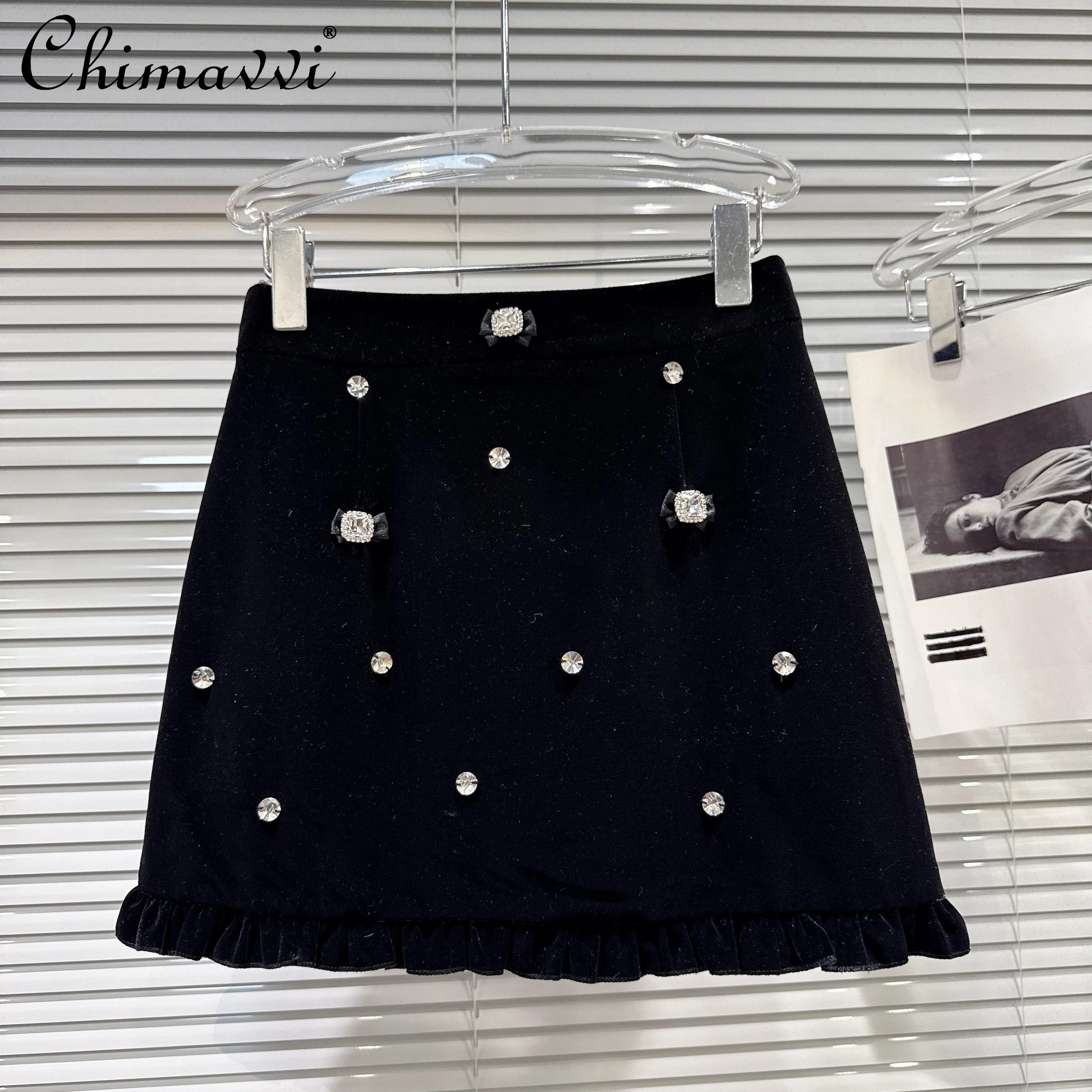 Rok Mini Beludru Hitam Serbaguna Model A-line Slim Fit Pinggang Tinggi Berhias Berlian Gaya Sosialita Prancis Elegan untuk Wanita