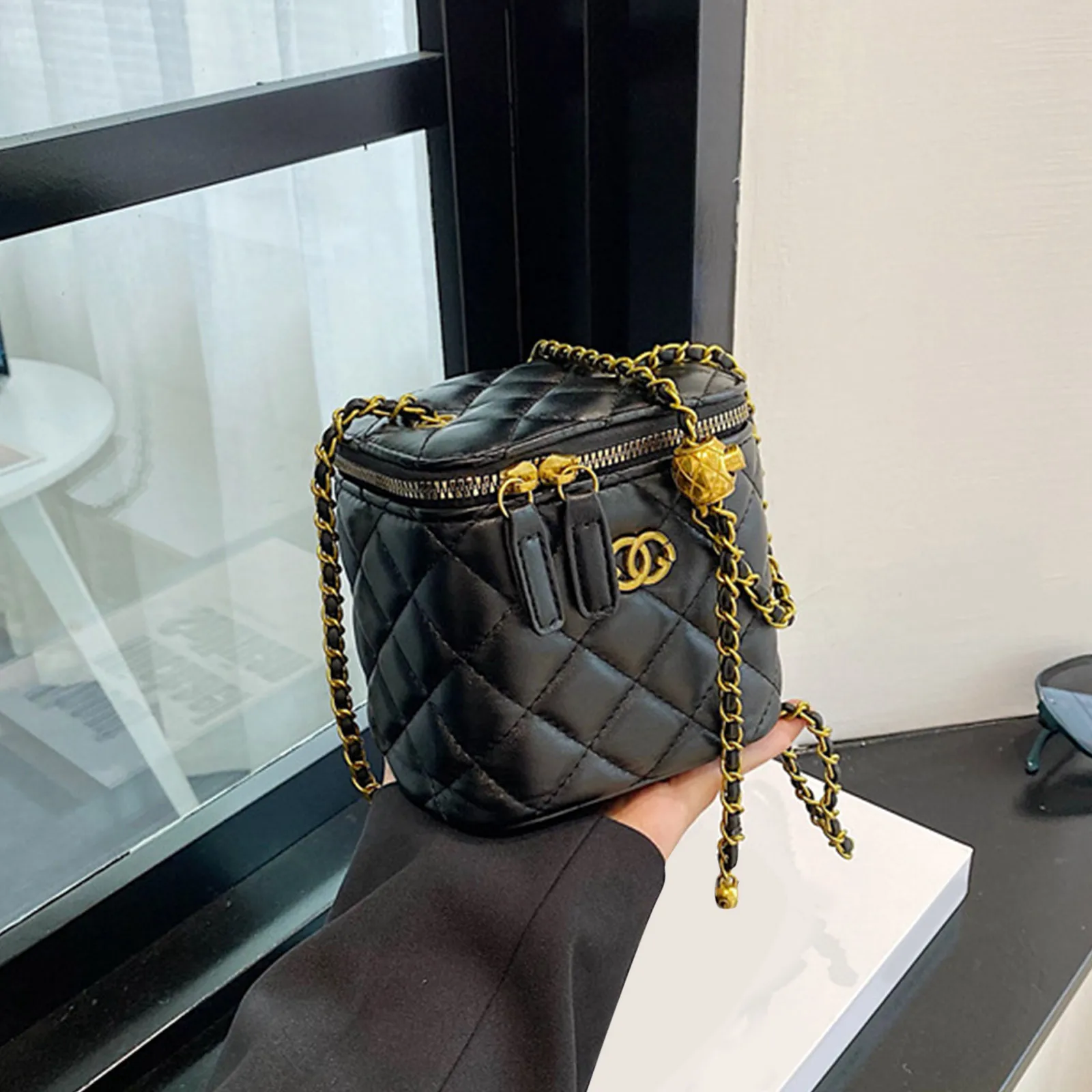 حقيبة كتف صغيرة على شكل دلو للنساء براثن صغيرة كلاسيكية للنساء صندوق مربع صغير حقيبة يد بسلسلة معدنية