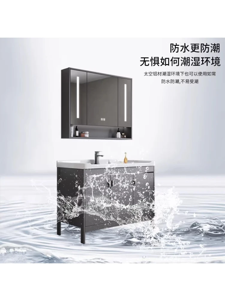 

Комбинированный напольный шкаф для ванной комнаты из космического алюминия с интегрированной керамической раковиной.