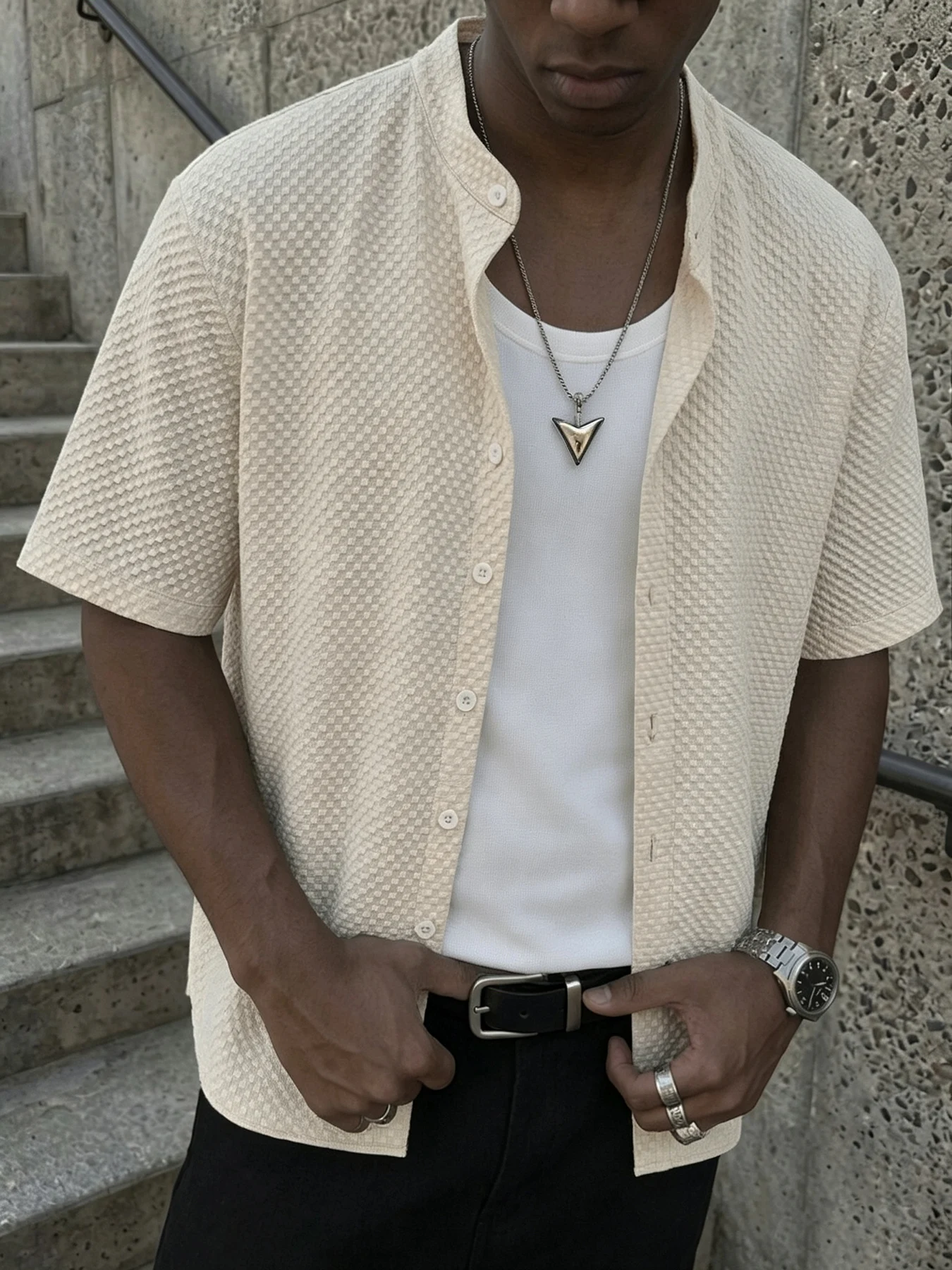 Camisa de manga corta para hombre, color blanco roto, con cuello alto, textura a cuadros y burbujas, estilo holgado e informal, ideal para vacaciones de verano.
