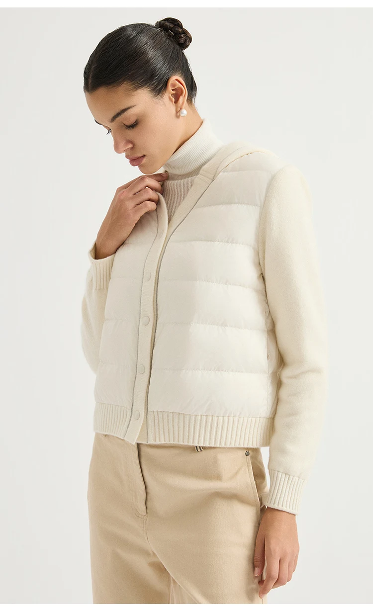 BY3621726 Damen-Daunenjacke mit Kapuze, Kaschmir-Strickärmeln, geripptem Saum und Kettenbesatz, warm, stilvoll, Old Money, Winter – Detail 10