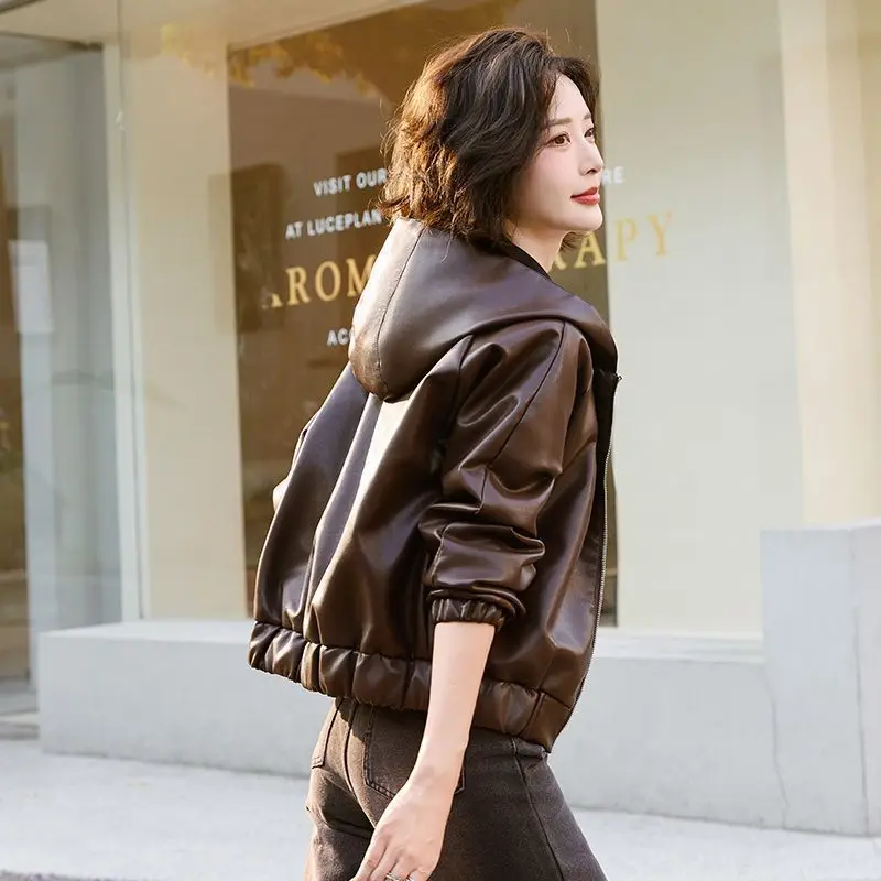 Krótka skórzana kurtka damska z kapturem, nowość 2026, popularna jesienno-zimowa kurtka ze skóry PU z grubym polarowym podszyciem, modny top.