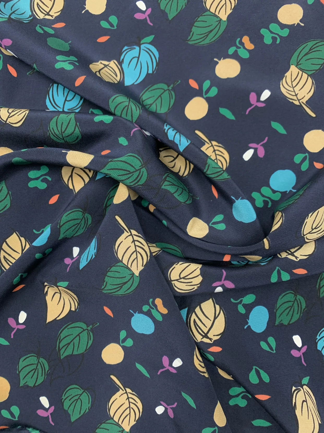 1 متر 95% التوت الحرير 5% دنة 16 مومي كريب نسيج الحرير الأزرق الداكن مع ورقة مطبوعة 138 سنتيمتر 54 "واسعة بواسطة الفناء JX138