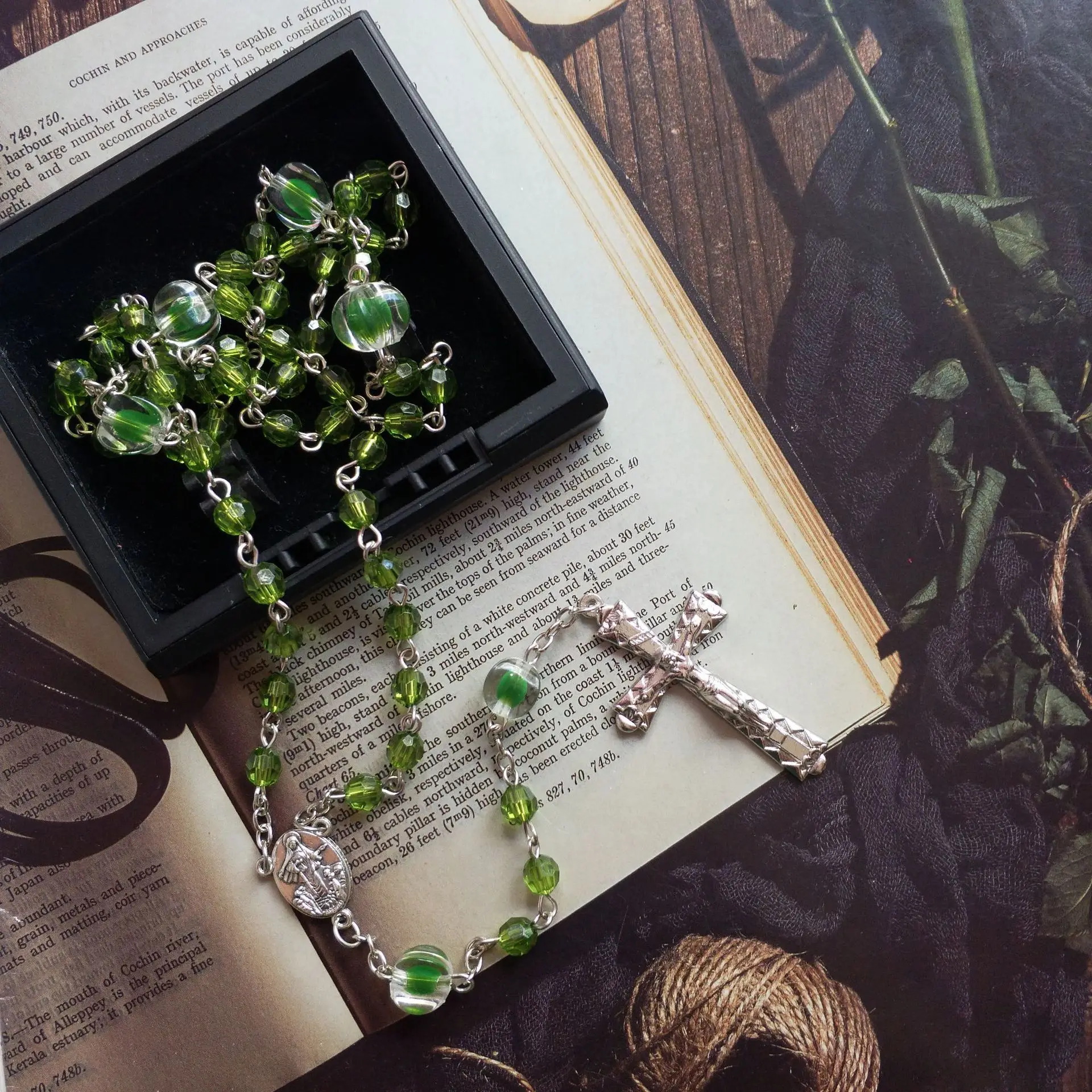 Collar con colgante de cruz de rosario de cuentas de cristal verde degradado para mujer, cadena de oración católica con medalla de la Virgen bañada en plata, joyería espiritual religiosa vintage, regalo para bautizo o iglesia