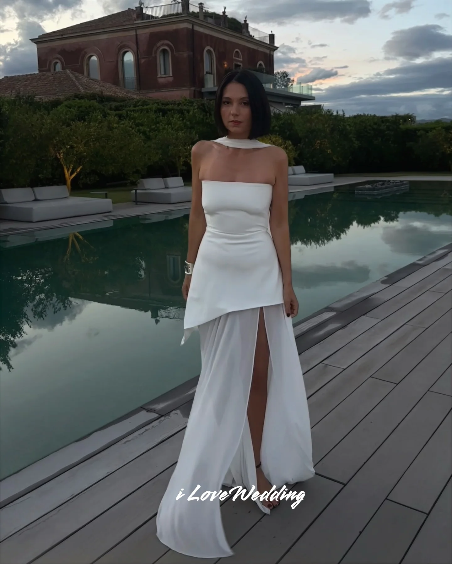 فستان حفلة موسيقية أبيض بدون حمالات 2025 من الساتان بدون أكمام مطوي على شكل حرف a سبليت بطول الأرض فستان سهرة لحفلات الزفاف حسب الطلب