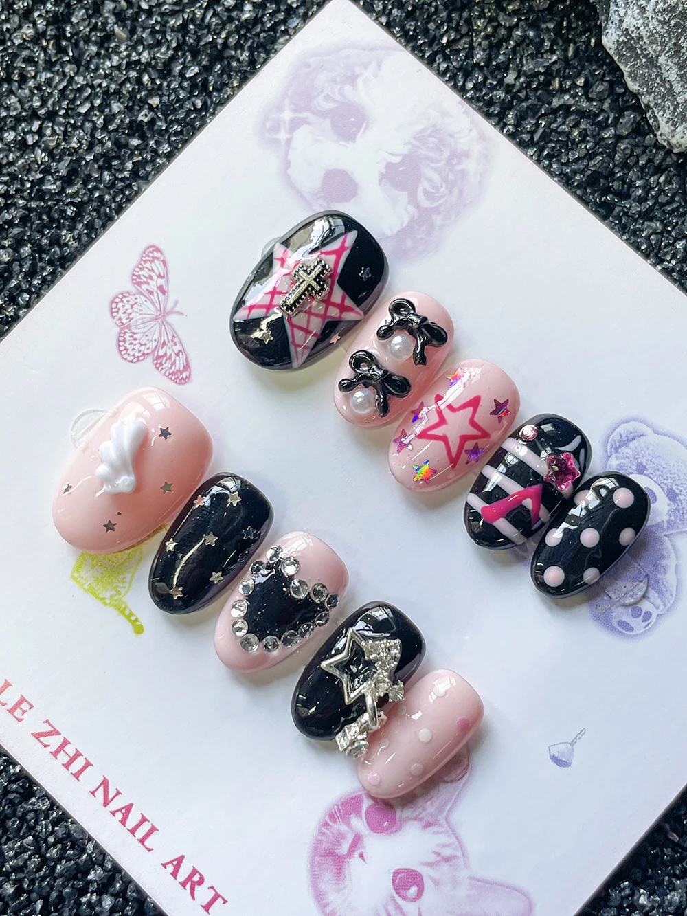 

Y2K Hot Girl Black Pink Retro Stars Press On Nails Art Short Round Shape Wings Stars Notes Bowknot Fake Nails Birthday Gift