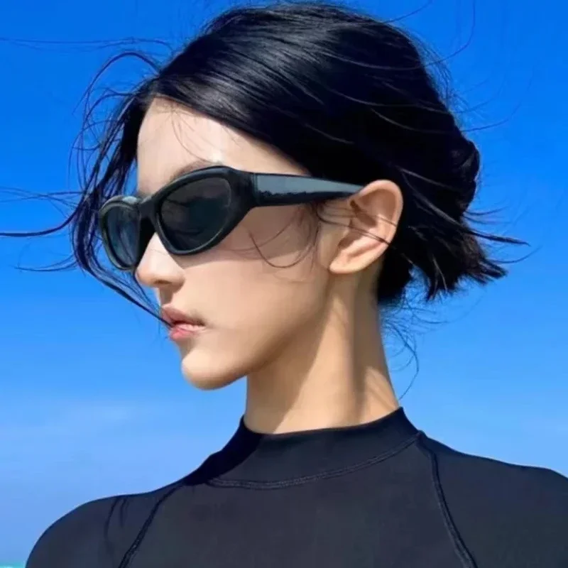 男性と女性のための楕円形のサングラス,スポーツパンク,デザイナー,高級,UV400,カラフルなミラー,ファッショナブル,新しい,y2k