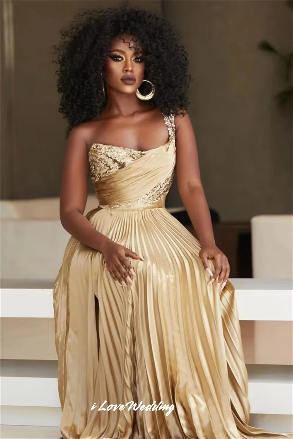 فساتين سهرة ذهبية بدون حمالات 2025 بكتف واحد مطرز بدون أكمام على شكل حرف a فتحة جانبية مطوي بطول الأرض فستان الحفلات حسب الطلب