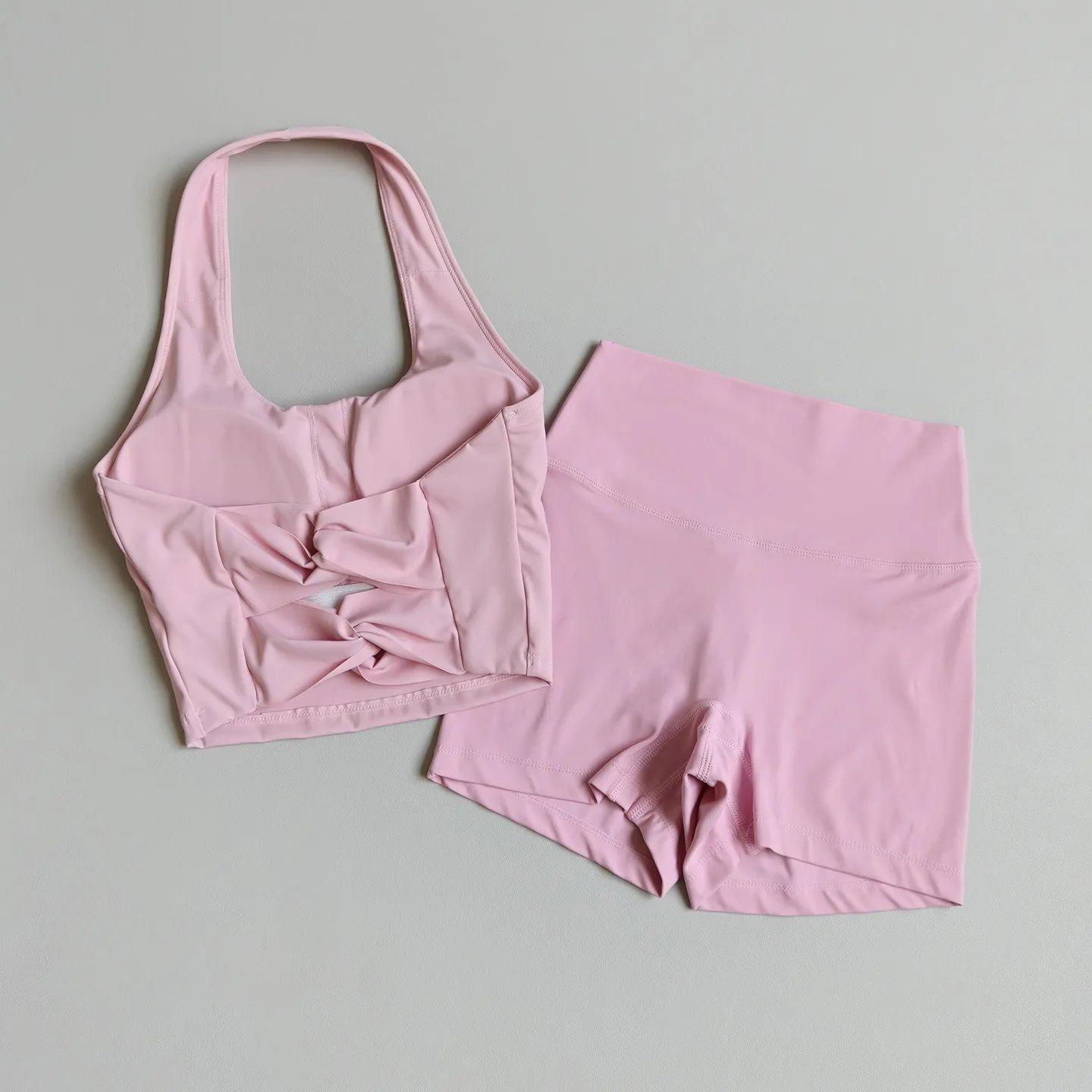 Sexy Yoga-Set mit Neckholder-Top, Pfirsichfarbenem Sport-BH und Hochgeschnittenen Shorts für Damen, Pilates, Yoga, Fitness, Trainings- und Gym-Set – Detail 3