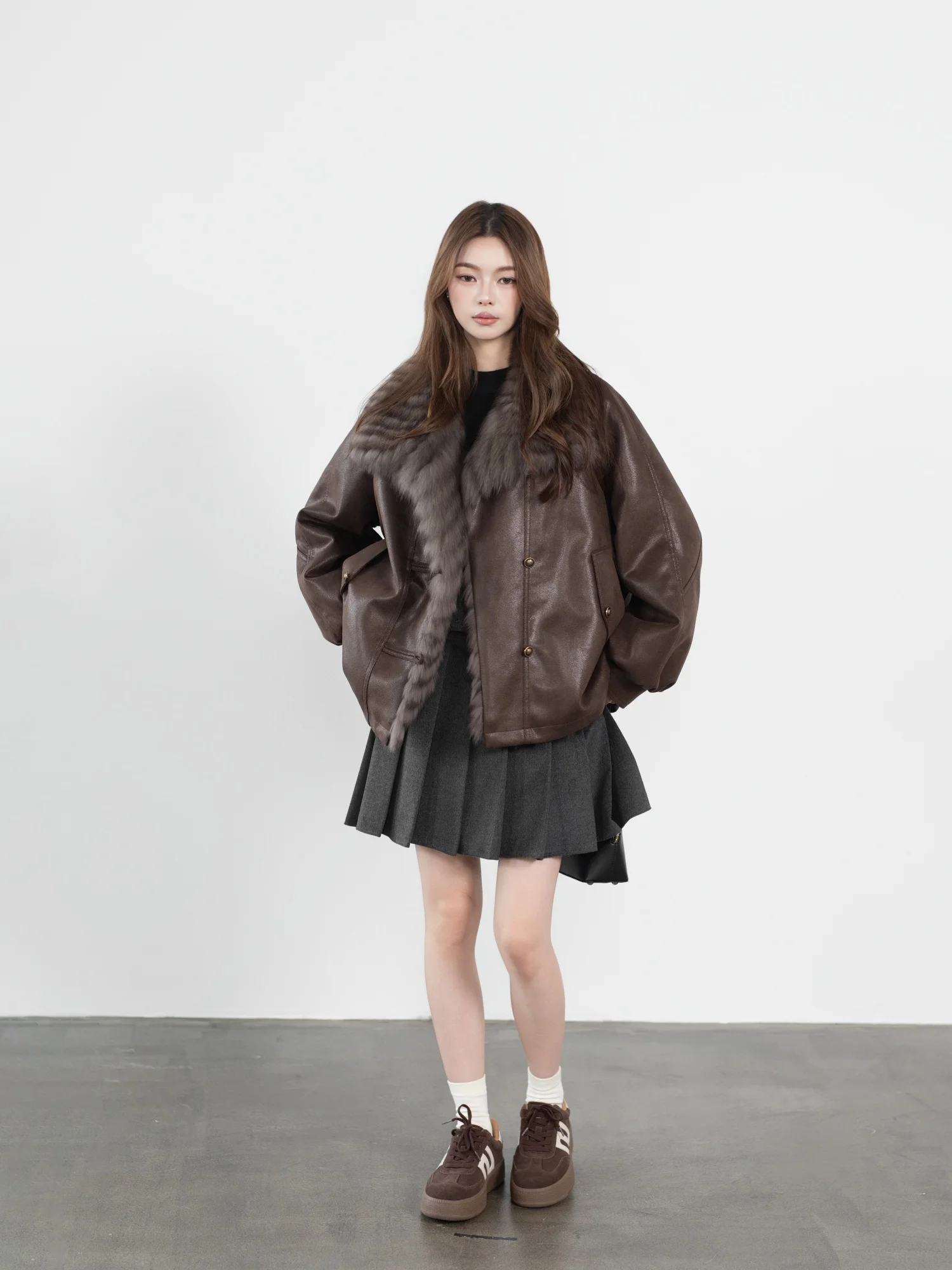 نمط جديد من معطف الفرو القصير مع جلد سويدي فرو الثعلب على كلا الجانبين للنساء