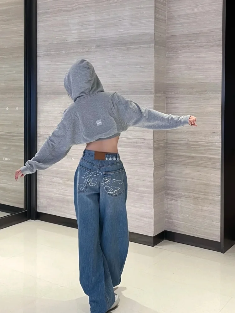 

Джинсы с высокой талией и широкими штанинами, украшенные пайетками и надписями, прямого кроя, стройнящие, из денима, повседневные, стильные, на все сезоны...