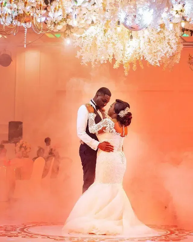 ชุดแต่งงานเจ้าสาวทรงเมอร์เมดแบบสั่งตัดปี 2024 ไซส์พลัส แขนยาวลูกไม้ประดับด้วยลูกปัด พร้อมชายกระโปรงยาวแบบแอฟริกัน