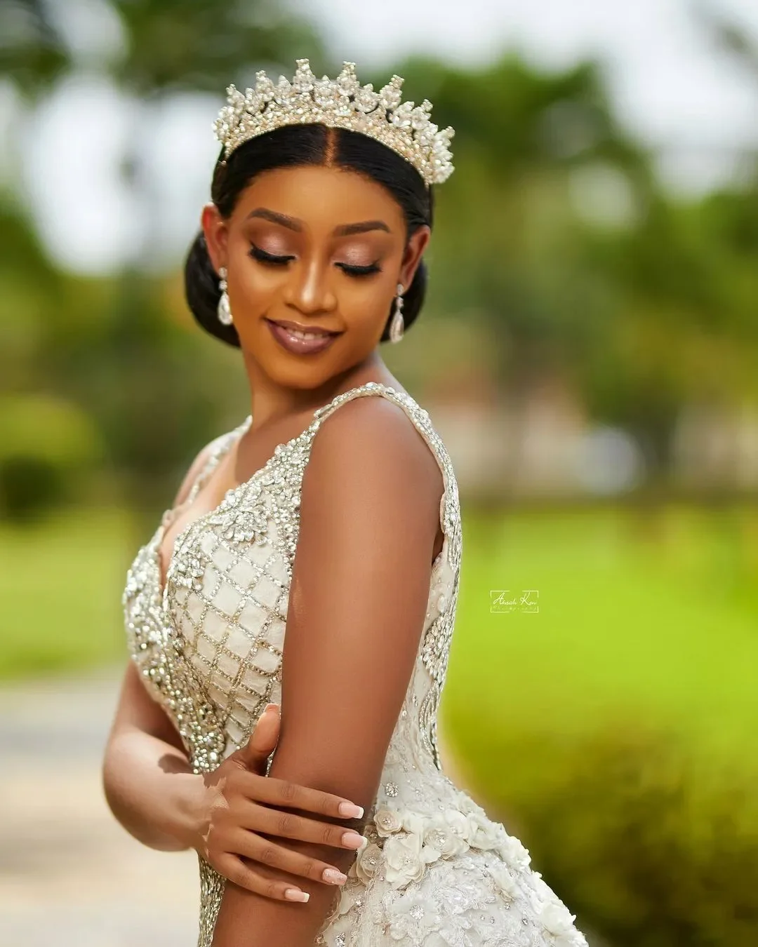 高級クリスタル装飾のアラビア風ドバイウェディングドレス、アソエビ、Vネック、ノースリーブ、バックレス、ビーズ刺繍、レース、取り外し可能なトレーン付きブライダルガウン