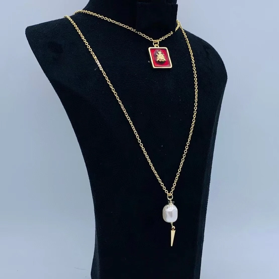 

Модное ретро-колье Модный и классический аксессуар в художественном и индивидуальном стиле.