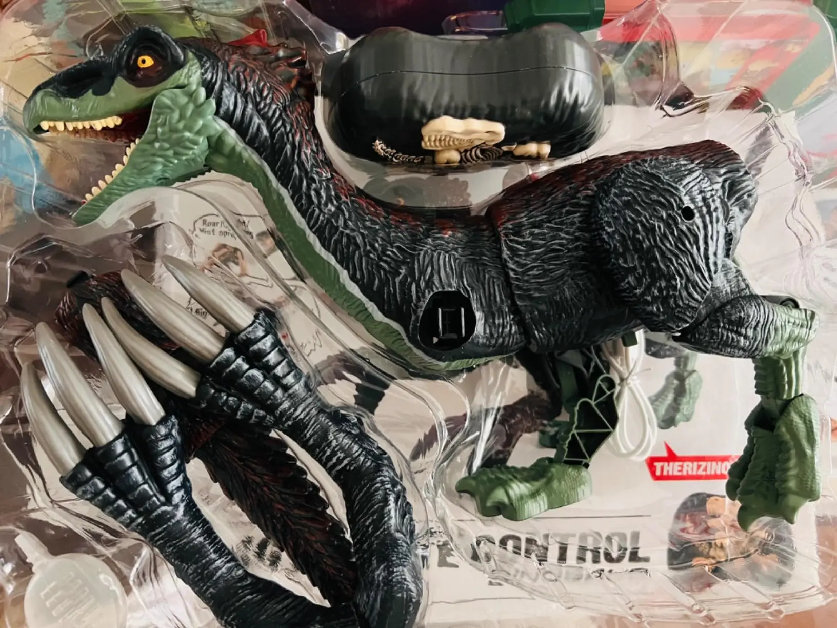 jurassic-world 2.4GHZ Remote Control Dinosaur Toys Walking Therizinosaurus RC Dinosaur Toy with Mist Spray/Light for Kids Gift