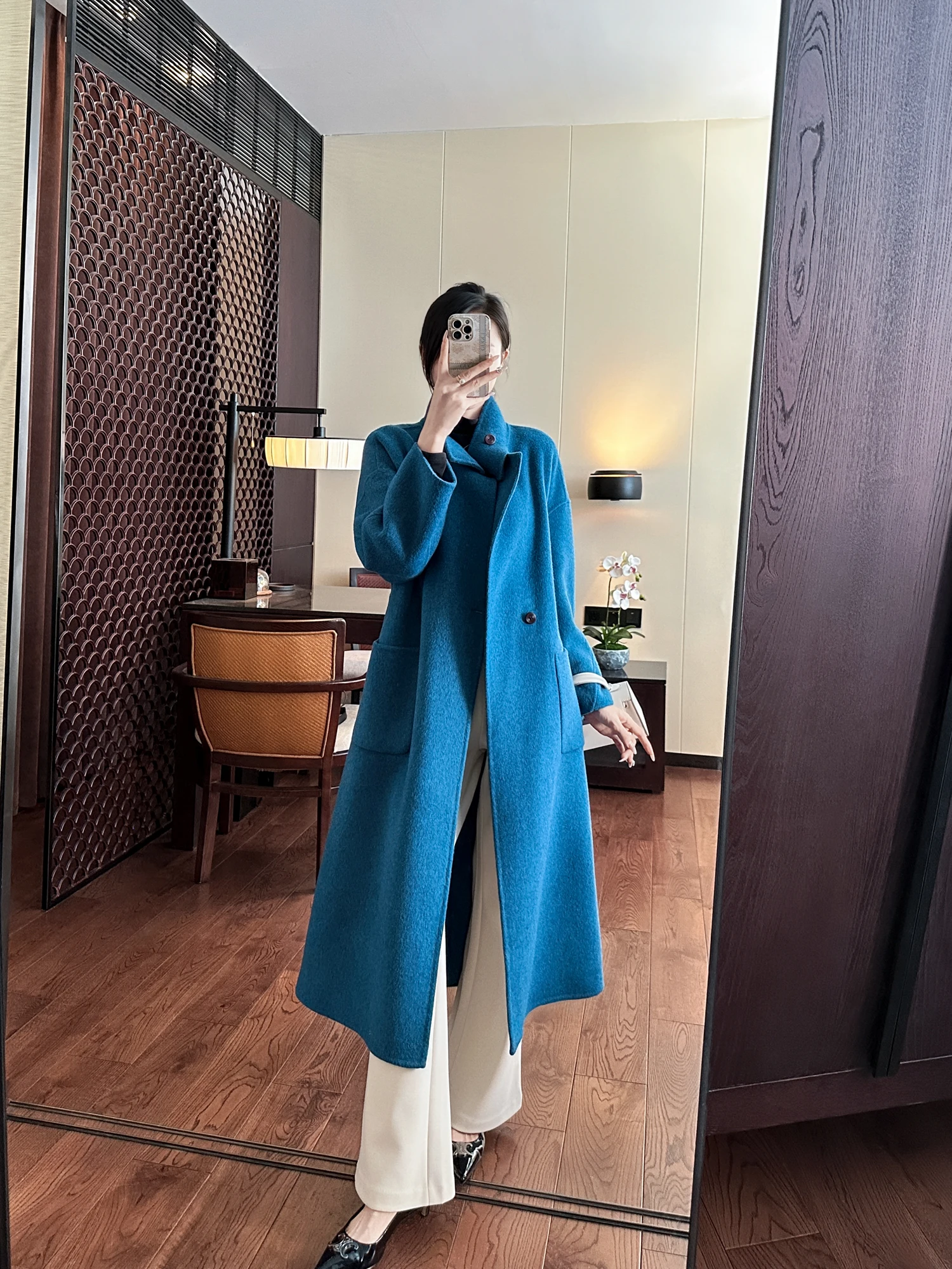 

Двустороннее шерстяное пальто из альпаки синего цвета с воротником-стойкой, женская верхняя одежда Ele Blue Mood You See Y26Q3848, прямой крой