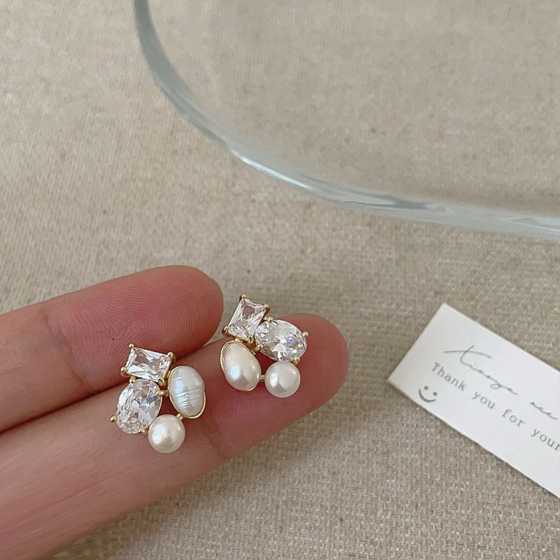 Image of Minar Elegante natürliche Süßwasserperlen-CZ-Zirkonia-Ohrhänger für Damen, vergoldete Legierung, Hochzeit, Brautschmuck