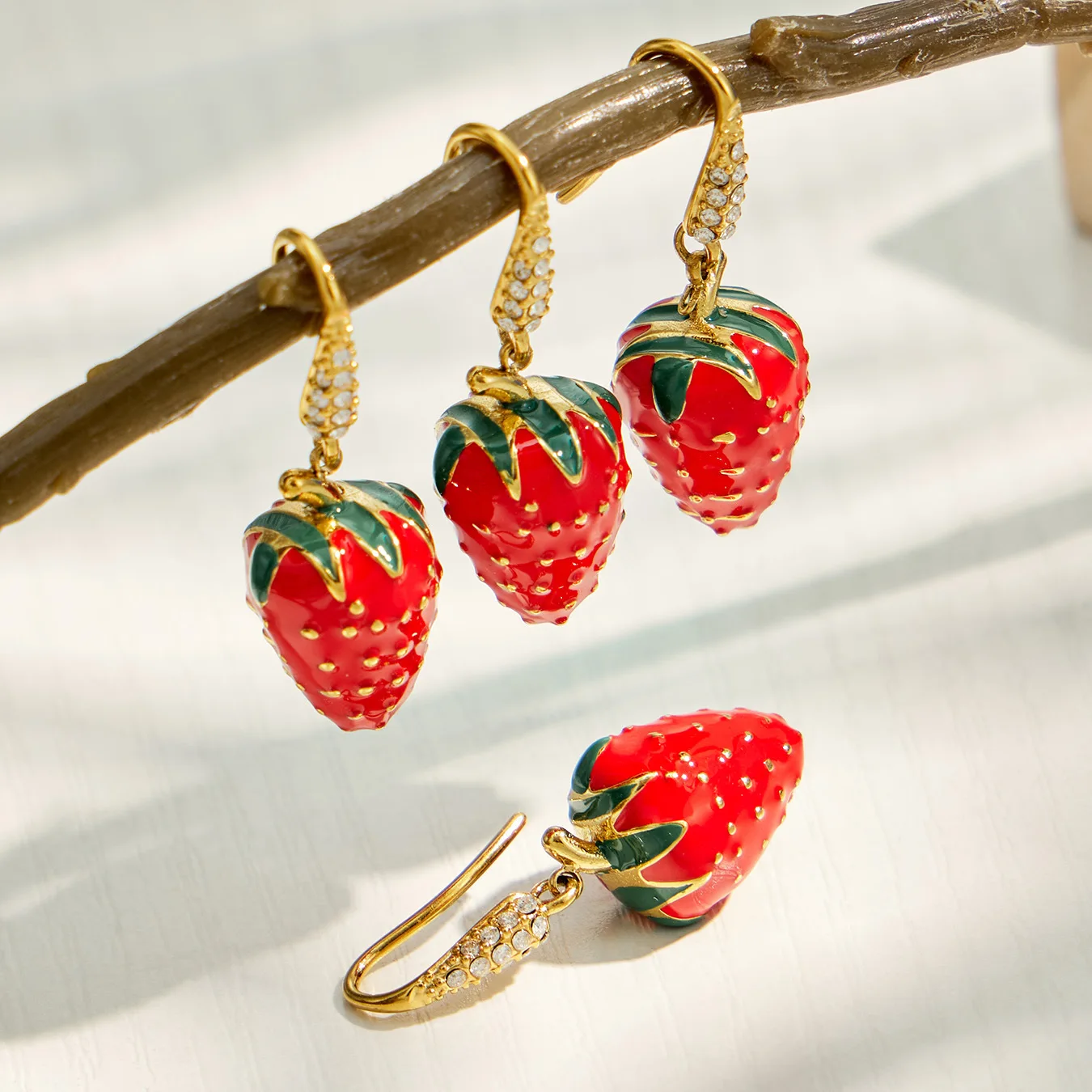 Erdbeer-Ohrringe für Frauen, Rote Emaille-Frucht-Ohrringe, Edelstahl-Hängeohrringe, 18k Vergoldete Zirkon-Ohrringe – Detail 10