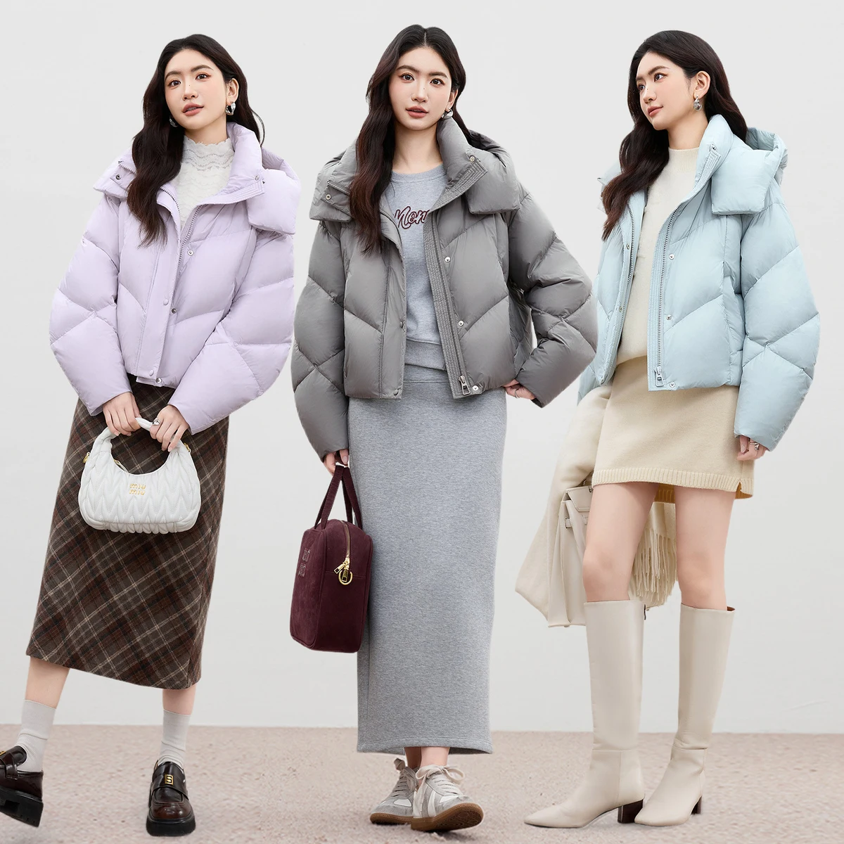 เสื้อโค้ทขนเป็ดผู้หญิง SENTUBILA คอตั้ง อุ่นสบาย มีฮู้ด สีพื้น แจ็คเก็ตขนเป็ดทรงหลวม สไตล์เรียบง่าย สำหรับฤดูหนาว ปี 2025 รุ่น W54YG2032