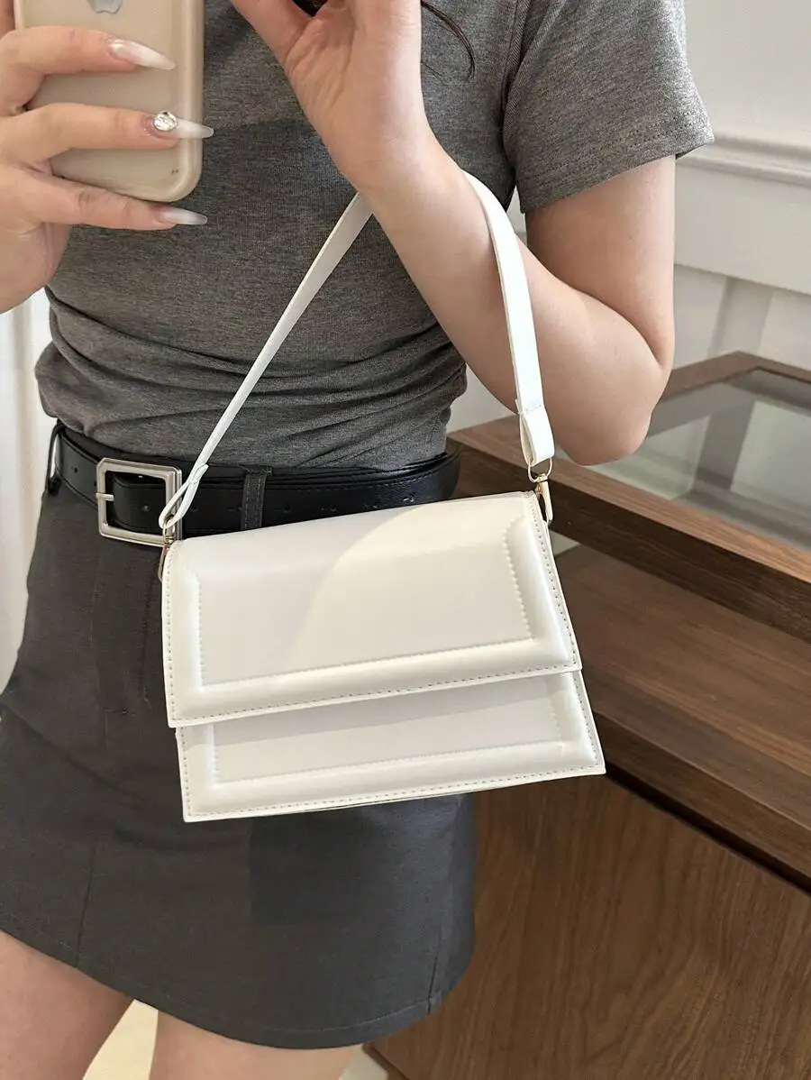 

Минималистичная белая структурированная сумка через плечо с клапаном для ежедневных поездок на работу