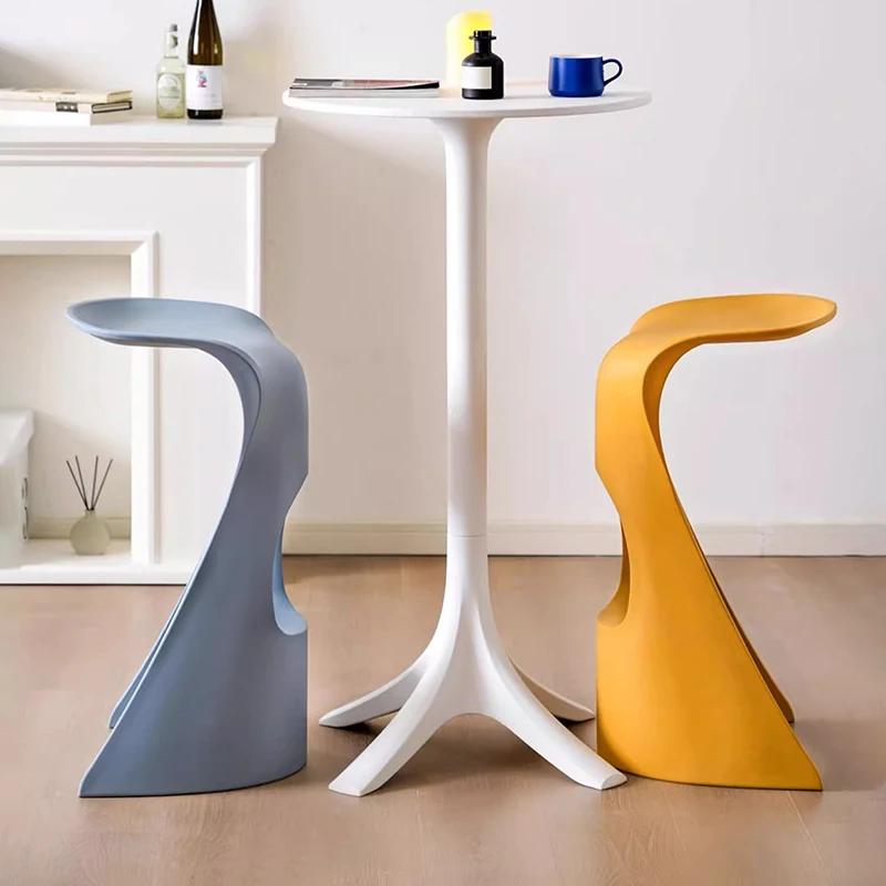 Sedia da bar nordica Mobili da soggiorno moderni in plastica Sedie Altezza Accessori interni Sedia da bar Sedie artistiche di eleganza creativa