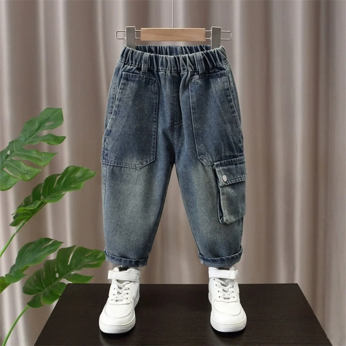 2025 Jeans per bambini Jeans Primavera e autunno Nuovi pantaloni jeans larghi alla moda per ragazzi Pantaloni casual autunnali per bambini Jeans Jeans