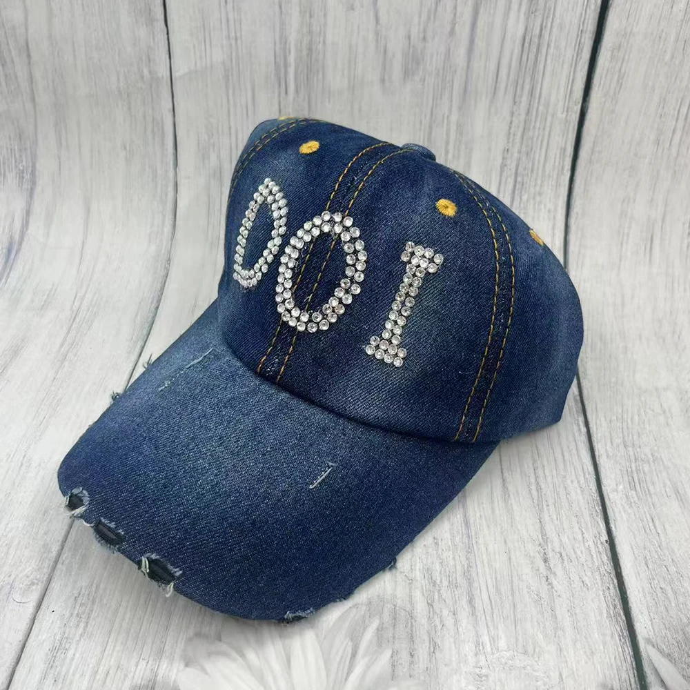 قبعة هدية رائعة بأحرف يونانية من حجر الراين الأبيض DOI