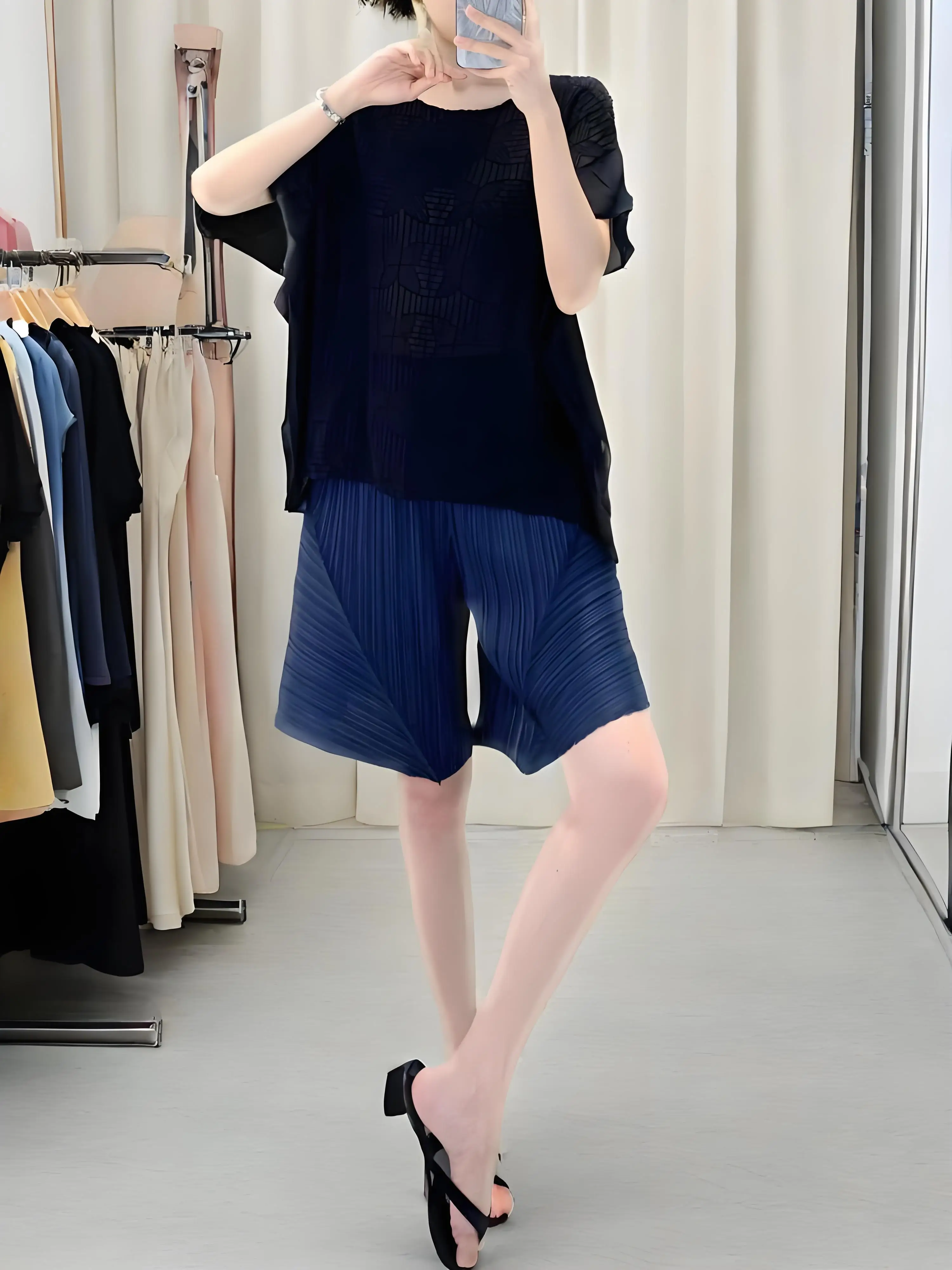 

Miyake New 2025 Shorts Women's High Waist and Thin Wide Leg Five-point Pants Niche Design Sense Loose Pleated Casual Pants