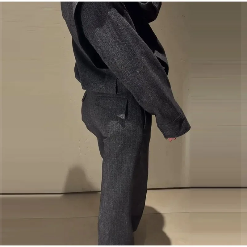 Damen-Set mit Stehkragen, Reißverschluss und Riemen-Details, langärmelige, kurze Jacke und Hose mit weitem Bein, zweiteiliger Anzug für den Arbeitsalltag, klassisches Arbeitsoutfit 2026 – Detail 3