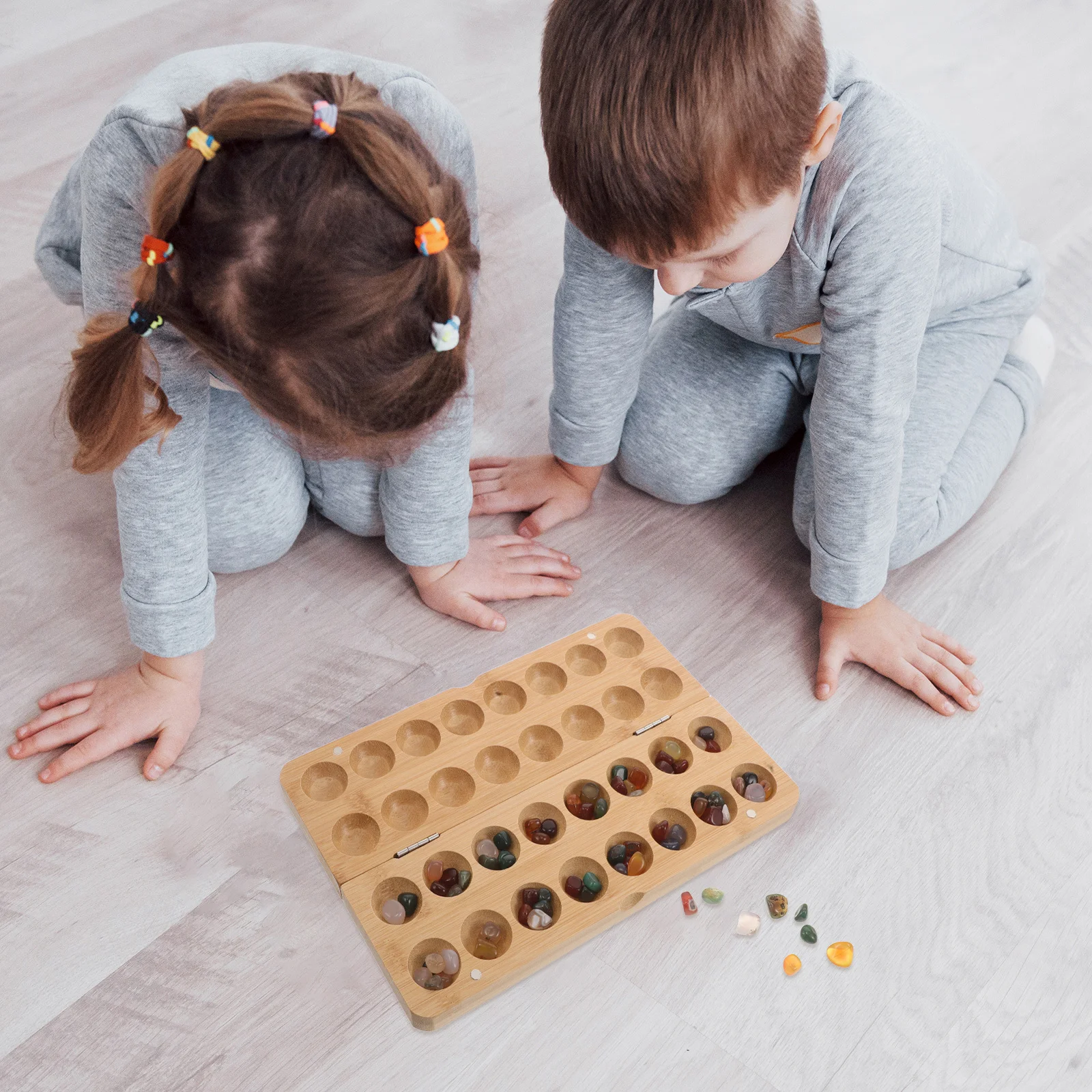 

1 комплект, настольная игра Mancala, бамбуковая шахматная доска, красочные каменные гальки, портативная складная домашняя детская образовательная стратегия