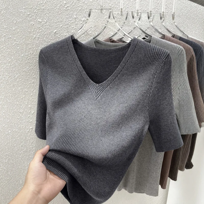 

Summer New V-Neck Slim-Fit Knitted Base Shirt For Women, Regular Shoulder, High-End Gray, Three-Quarter Sleeve, Thin Top