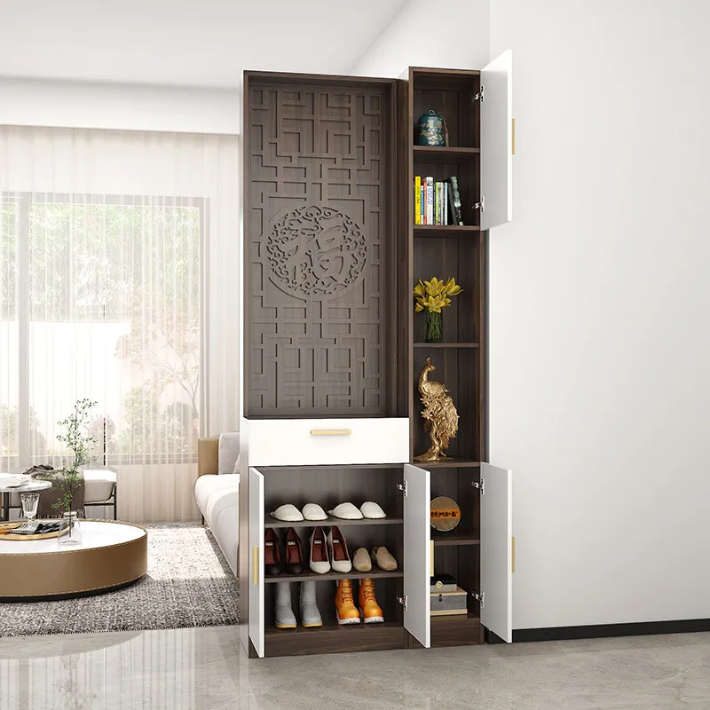 Screen partition, living room, simple and modern entry into the door, solid wood shelves are facing the door, and the entrance c