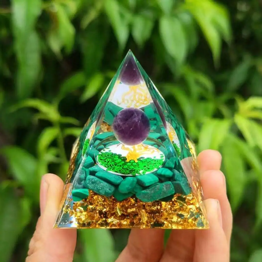 1 peça A Pirâmide de Ogan é compuesta de bolas de ametista e malaquita, ornamento de pirâmide de resina de lascas de malaquita, pirâmide de cristal
