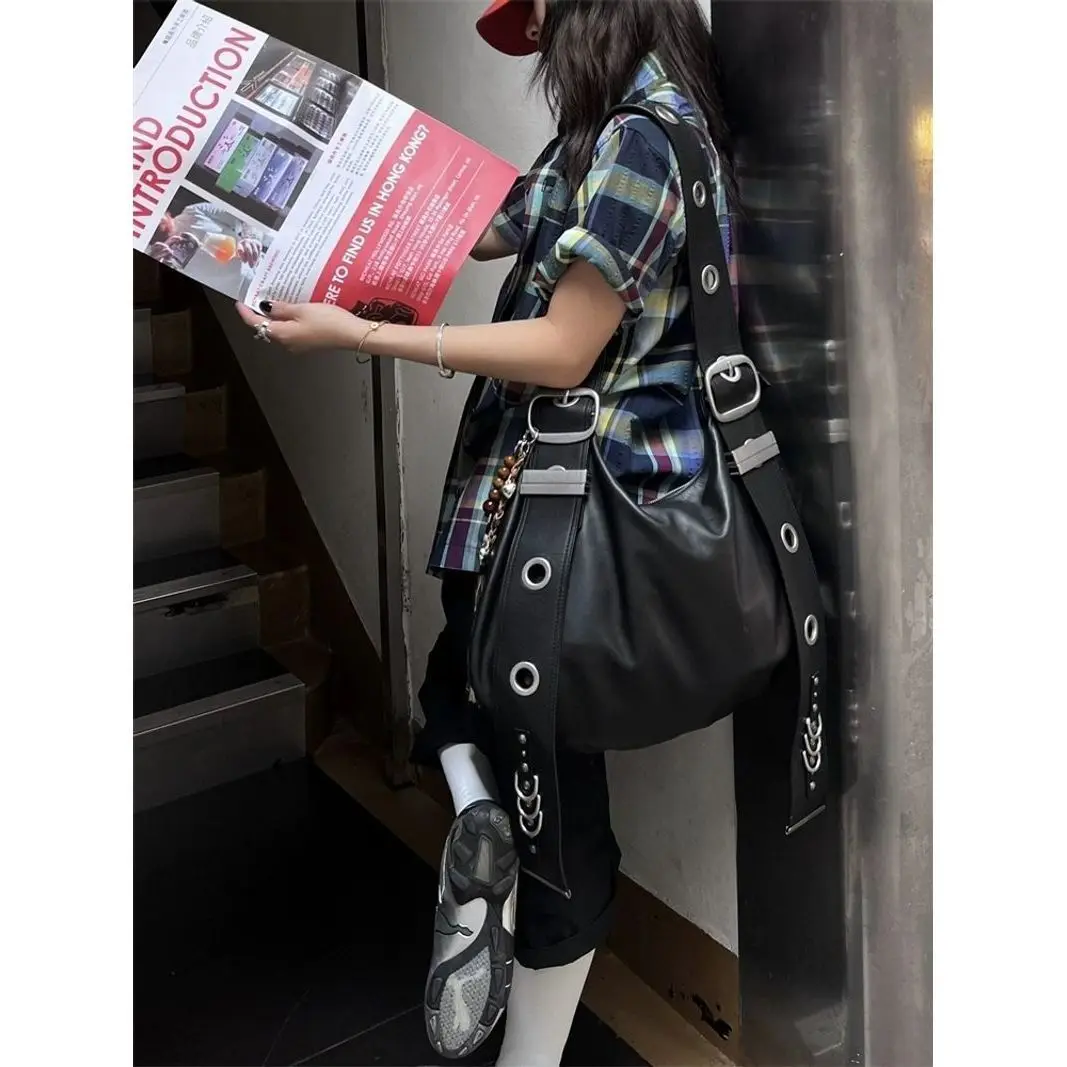 Bolso de mano de PU para mujer, bolso de hombro de alta capacidad con remaches a la moda, estilo oscuro, estilo euroamericano